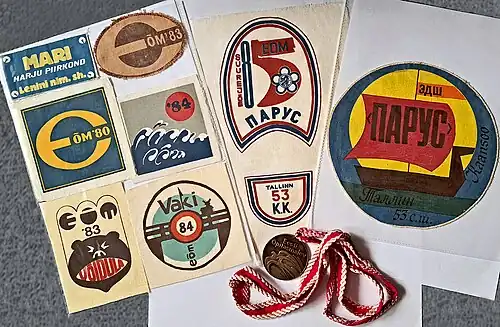 Эмблемы разных отрядов и медаль ЭДШ