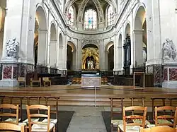 Интерьер. Вид на алтарь