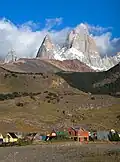 Посёлок El Chaltén, на заднем плане Фицрой