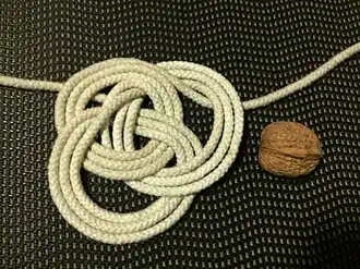 1. Завязывают 3 тройных пересекающихся круга троса.