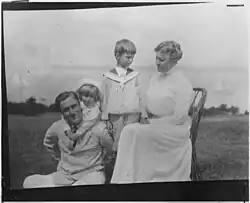 Сара, Франклин Рузвельт и внуки Эллиот и Джеймс Рузвельт, август 1913 года