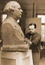 Елецкий за работой в своей мастерской