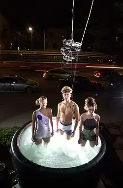 Два электрокардиофона[англ.] и электроэнцефалофон[англ.]