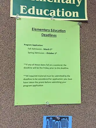 Объявление в школе с указанием крайних сроков