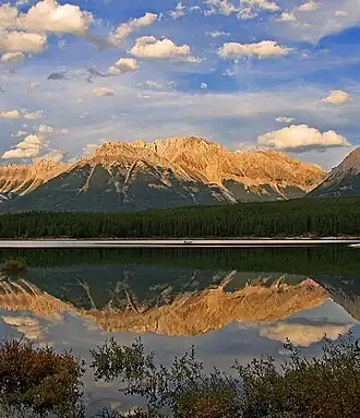 Озеро Аппер-Кананаскис[англ.] и гора Эльпока