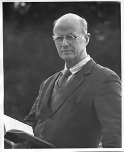 В руках у Элтона книга Уильяма Вогта[англ.] "Дорога к выживанию", 1961.