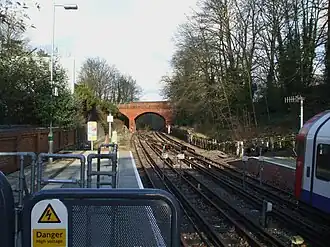 Платформа 2 пути, вид на север, впереди направо — бывшее боковое ответвление на однопутную линию в сторону Онгар