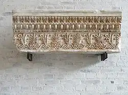 Деталь ионического фриза Эрехтейона с пальметтами и антемиями, далее снизу вверх: астрагалом, ионическим и лесбийским киматиями. Глиптотека, Мюнхен