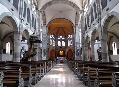 Интерьер, вид на алтарь