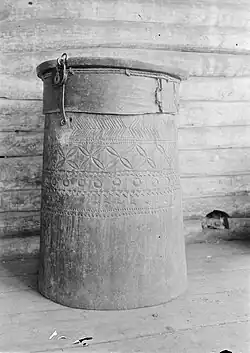 Кадка «парь». Место: Борискино, Бугульминский район, Самарская область (ныне Староборискино, Северный район Оренбургской области), Россия. Дата съемки: 1914. Автор: Вяйсянен А. О., Этно-экспедицичное исследование и поездка в Вяйсянен в 1914 году.