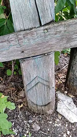 Эрзянский родовой знак «тешкст» на могильном кресте