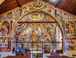 Хор с композицией «Распятие»