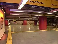 Вестибюль, с видом на платформу