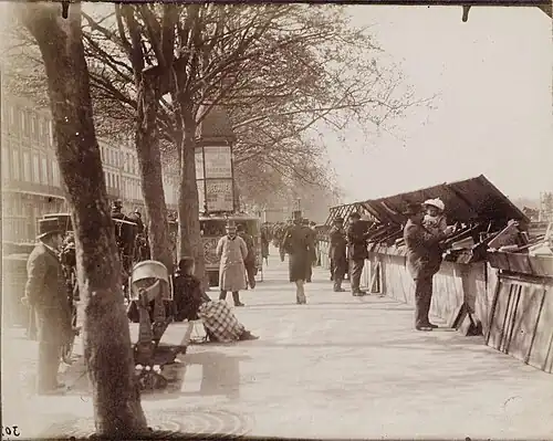 Э. Атже. Ящики букинистов на набережной Вольтера. Около 1900 года. Фотография сделана напротив отеля, из которого Писсарро написал «Набережную Малаке»