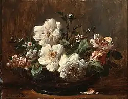 Розы в фаянсовой вазе