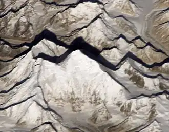 Восточный склон (стена Кангшунг) горы Джомолунгма (по центру) и горы Лхоцзе (слева). Ледник Кангшунг — на переднем плане.