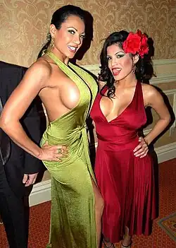 Сайд-кливиджпридаёт особую привлекательность в профиль(Эксотика Сото[исп.] и Алексис Амор)