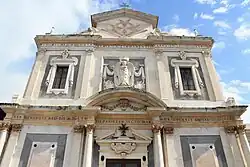 Деталь фасада с гербом семьи Медичи и крестом ордена Святого Стефана