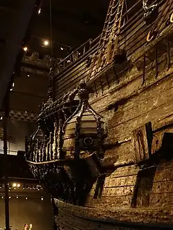 Верхняя (с одной башней) и нижняя (с двумя) галереи правого борта. Вид спереди