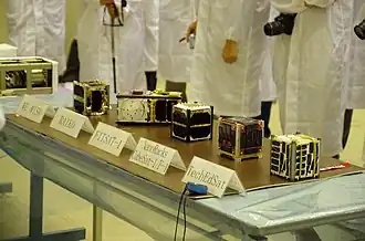 RAIKO (второй слева) и другие кубсаты в Космическом центре Цукуба перед запуском