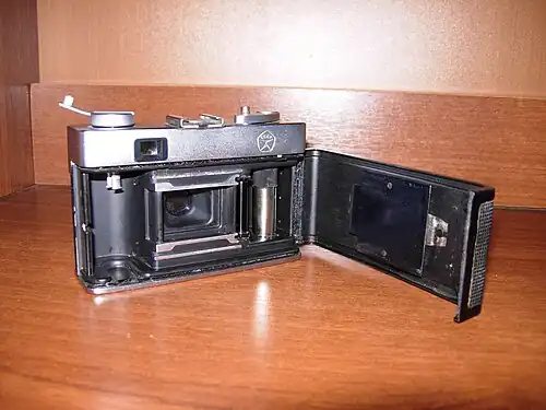 Вид фотоаппарата сзади с открытой крышкой