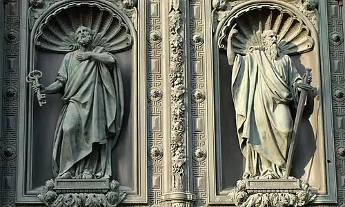 Западная дверь собора, скульптуры в центре