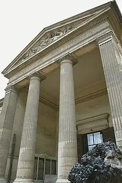 Минералогическая галерея. На переднем плане — кристалл мориона