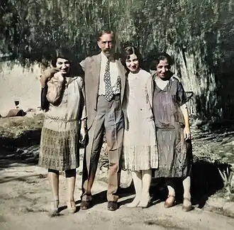 Принцесса Азза (крайняя слева) вместе с отцом и младшими сёстрами