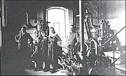 Cемья смотрителя маяка Брюстерорт в машинном зале. Фотография 1920 года.