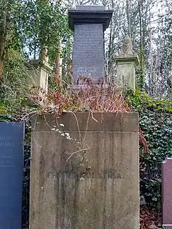 Надгробие Холла на кладбище Хайгейт