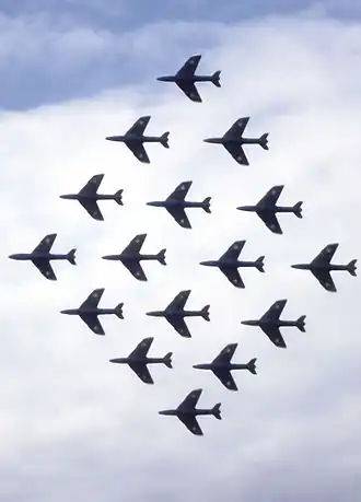 В строю 16 истребителей «Hawker Hunter» авиагруппы «Чёрные Стрелы» на авиасалоне в Фарнборо.