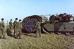 Современная фашина в английской армии, прутья заменили трубы, 12 января 2013 года.