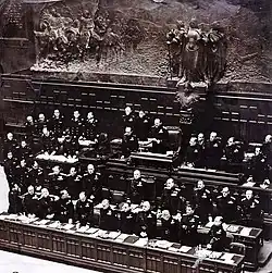 Палата депутатов во времена фашизма. Вверху в центре — председатель палаты Альфредо Рокко, внизу в центре — председатель Совета Бенито Муссолини