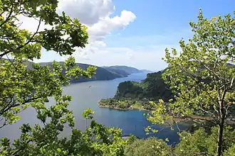 Вид на фьорд с востока в районе Квинесдала. (2010 г.)