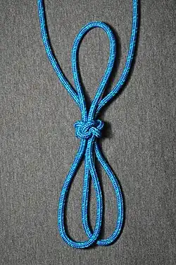 Fiador knot[англ.], Fiador knot, Ole fiador knot, Theodore knot, Hackamore diamond knot.Двойная петля. Однопрядная адаптация морского брилинтового узла.(693), который вяжется из 4-х. Ковбои используют его, как упряжку или запасную уздечку.