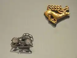 «Летящий галоп». Олень (вверху). 400–500 г. до н. э.  Западная Азия. Золото. Фибула в виде лежащего оленя (внизу). Около 400 г. н. э. Северо-Восточная Европа. Кливлендский музей искусств.