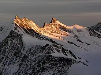 Вид на Грос-Грюнхорн (в центре) с севера.