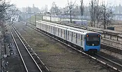 Прибытие поезда метро на станцию «Черниговская», со стороны станции «Лесная».