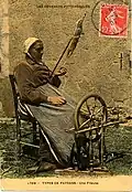 Старая французская крестьянка за прядением. Открытка 1907 г.