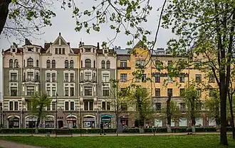 Дом купца Маркелова (слева)