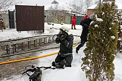 Пожарный снимает дыхательный аппарат