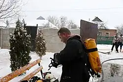 Пожарный после работы в середине