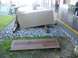 Статуя и мемориальная доска в память о евреях, депортированных из Италии в нацистские концлагеря во время Второй мировой войны