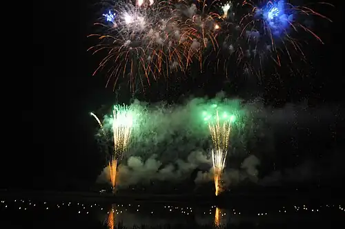 Фейерверк над рекой Китаками, и плавающие фонарики