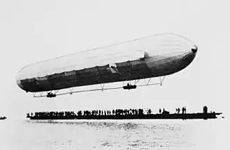 1900. Опытный дирижабль LZ 1 (LZ обозначало «Luftschiff Zeppelin») имел длину 128 м, на нём были установлены два двигателя Даймлер мощностью 14.2 л.с. (10.6 кВ) и балансировался путём перемещения веса между его двумя гондолами.