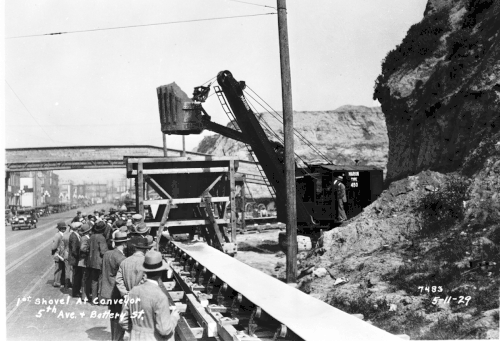 Первый экскаватор в начале второго выравнивания холма Денни, 1929 г.