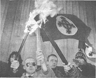 Флаги «партии «Национальный фронт» Ильи Лазаренко на митинге 1994 года у посольства ЮАР в Москве