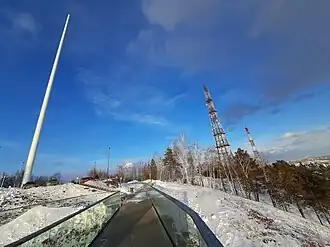 Стометровый флагшток, флаг в очередной раз порван ветром и снят