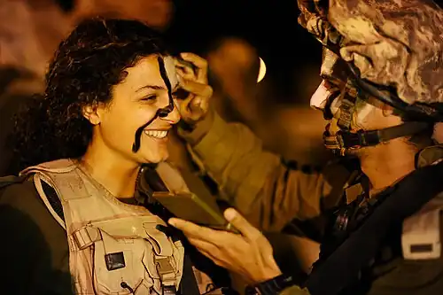 Нанесение камуфляжной краски на лицо