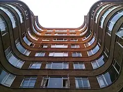 Изогнутый фасад